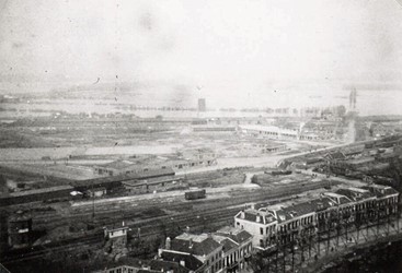 <p>Met de aanleg van de Noorderhaven, Gasfabriekhaven/Spoorweghaven en de groei van de industrie aan de overzijde van het spoor, nam het wegverkeer over de spoorwegovergang bij de Burg. Dijckmeesterweg en Coehoornsingel sterk toe. De doorgang naar het achtergelegen industrieterrein en de Marsweiden was echter vaak gesloten, vanwege regelmatig passerende treinen van en naar het rangeerterrein. In 1891 was vastgesteld dat op een doordeweekse dag de spoorbomen tussen 07.00 en 19.00 uur maar liefst 7,5 uur gesloten waren. Een voetgangersbrug (op deze foto uit 1939 te zien) kon de bezwaren maar voor een klein deel weghalen. (Vee)handelaren en industriëlen deden een dringend verzoek aan de Staatsspoorwegen om ter plaatse een tunnel aan te leggen. Praktische en economische bezwaren leidden ertoe dat de discussie voortduurde en dat de tunnel er uiteindelijk nooit is gekomen (RAZ beeldbank).</p>
